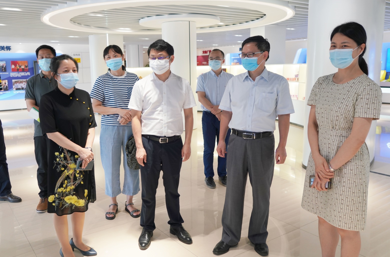 广州市工信局副局长张建华一行到广药集团J9国际集团调研